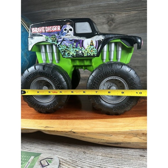 Hot Wheels Grave Digger Bad to the Bone 2002 Mattel Large Toy Monster Truck - Picture 10 of 10